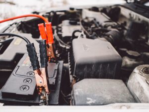 車のバッテリーの捨て方・処分方法！業者へ頼む費用も解説。